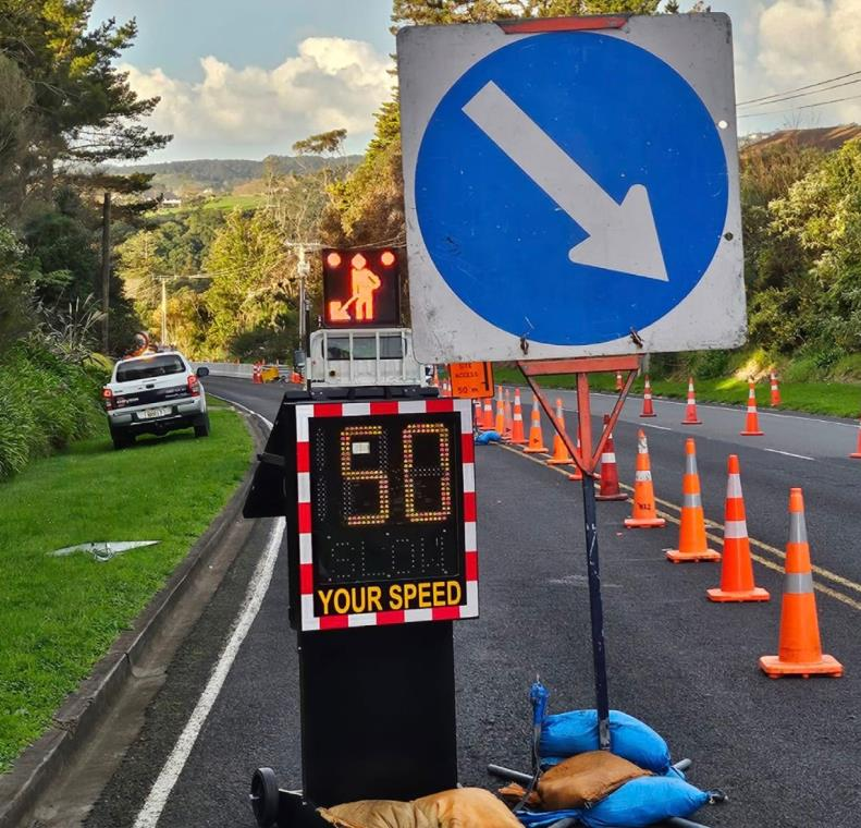 Temporary speed sign displaying vehicle speed